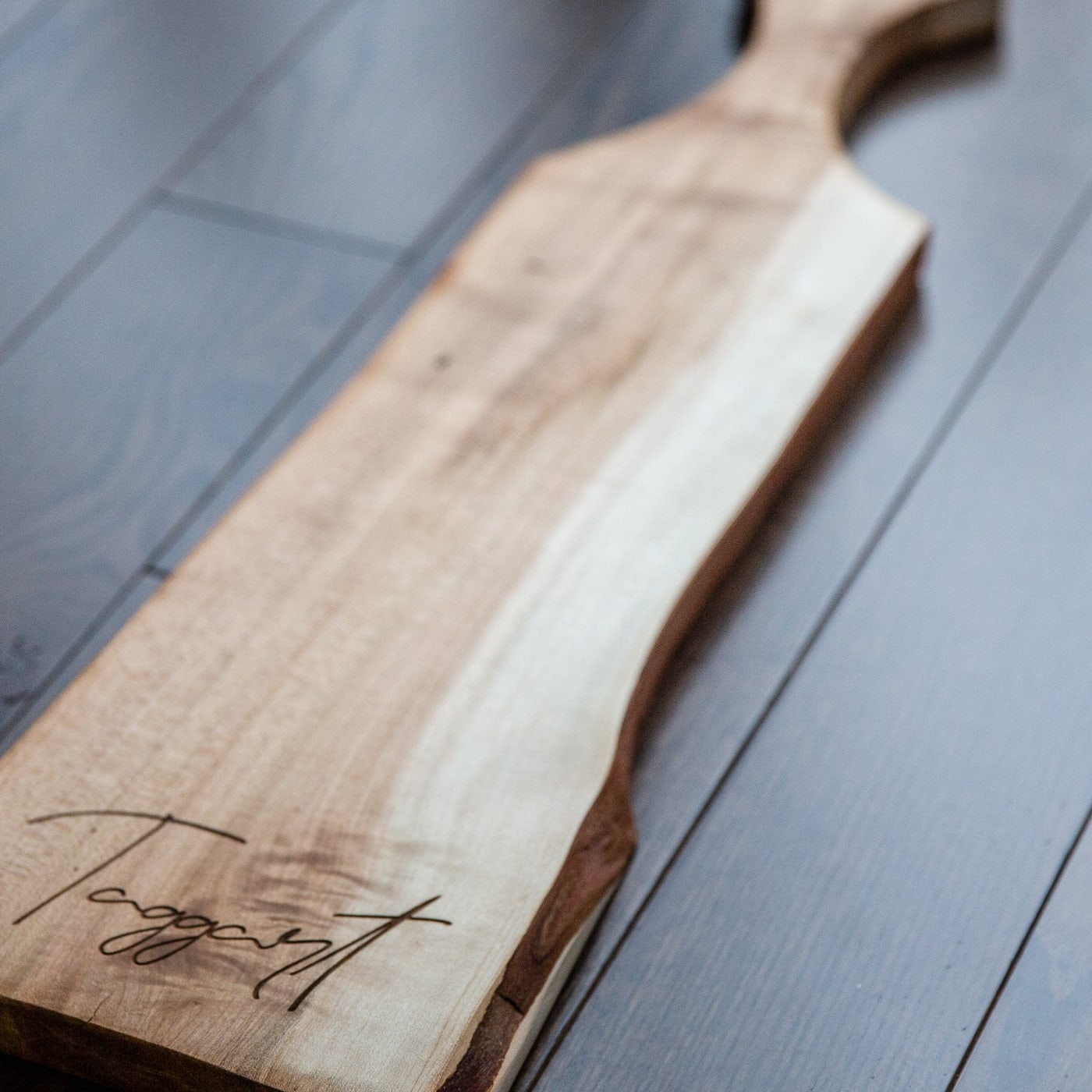 Close detail of the engraved Fernwood serving board grain and handle